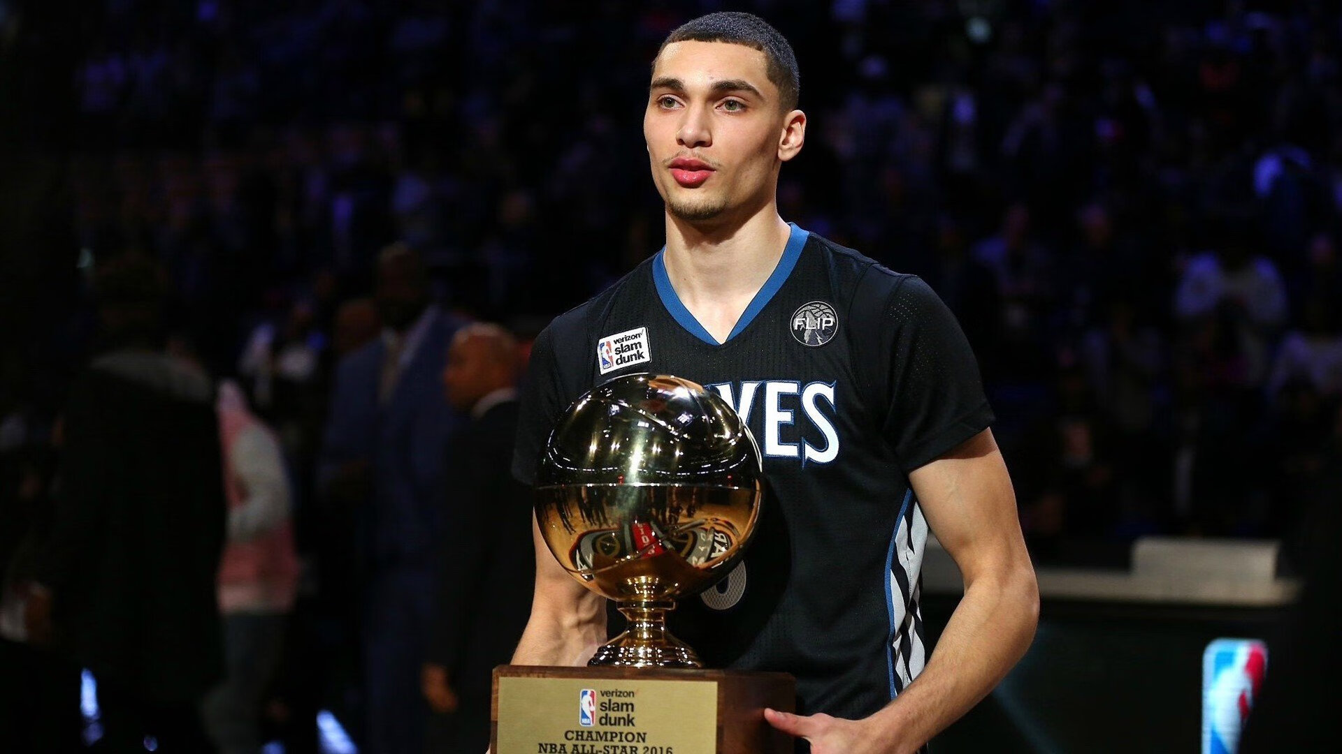 DWG引发争议！库里官方宣布重要助攻新规赢得满堂喝彩